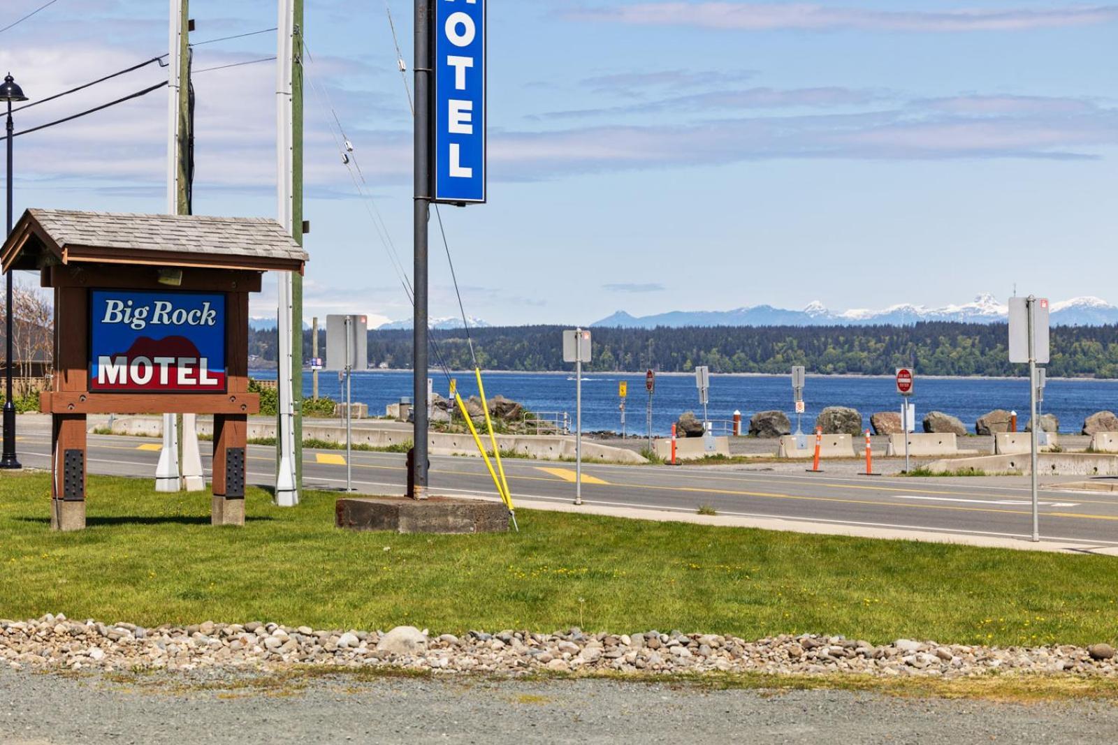 Big Rock Motel Кэмпбелл-Ривер Экстерьер фото